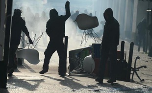 Masqués et vêtus de noir, ces jeunes hostiles aux institutions mènent des actions spontanés, voire violentes, lors des manifestations alter-mondialistes. Regroupés sous l'appellation "Black Blocs", ils sont mis en cause dans les affrontements de samedi entre policiers et manifestants à Nantes contre l'aéroport de Notre-Dame-des-Landes.