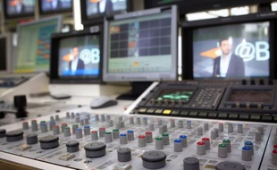 Les nouvelles chaînes de la TNT gratuite vont émettre ce mercredi à la mi-journée, malgré les cris d'alarme des groupes historiques et des TV locales, démarrant sur une grille éclectique allant d'une rediffusion de "Julie Lescaut" à un documentaire d'aventures en Guyane.
