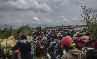 Les habitants de Goma fuyant en catastrophe la ville jeudi 27 mai 2021, après que les autorité ont annoncé un risque d'éruption du volcan Nyiragongo, en (République démocratique du Congo)