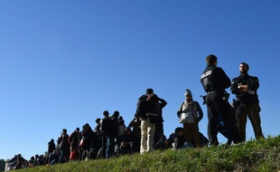 Des migrants attendent de traverser la frontière entre l'Allemagne et l'Autriche à Simbach, le 2 novembre 2015