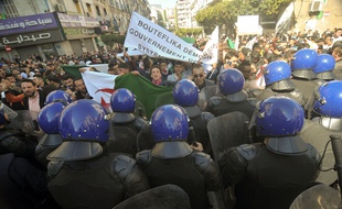 Les Algériens manifestent contre un cinquième mandat du président Abdelaziz Bouteflika.