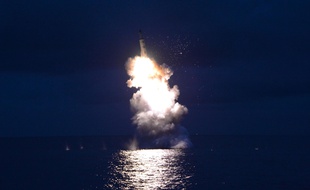 Cette image non datée, diffusée par la Corée du Nord le 25 août 2016, montre le tir d'un missile balistique depuis un sous-marin.