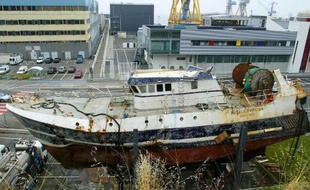 Vue générale, réalisée le 15 Juillet 2004, de l'épave du chalutier "Bugaled Breizh" mis à sec dans l'arsenal militaire de Brest pour les besoins de l'enquête