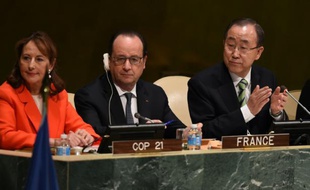 Ségolène Royal (g), François Hollande (c) et Ban Ki-moon, lors de la cérémonie de signature de l'accord de Paris, à New York le 22 avril 2016