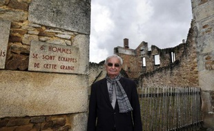 Robert Hébras, 86 ans, l'un des deux derniers survivants du massacre du village français d'Oradour-sur-Glane (centre), dont 642 habitants ont été tués par des nazis le 10 juin 1944, s'est dit "agréablement surpris" lundi après l'annonce de perquisitions chez six octogénaires allemands soupçonnés d'avoir participé à la tuerie.