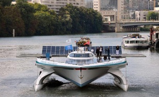 Le plus grand bateau solaire au monde, le catamaran PlanetSolar, a accosté à Paris au terme de sa première grande campagne de mesures scientifiques destinée à mieux comprendre le courant du Gulf Stream et son impact sur le climat en Europe de l'ouest.