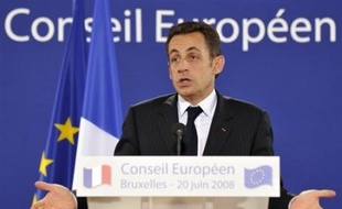 La semaine politique sera marquée par le début de la présidence française de l'Union européenne, la préparation du congrès du PS, avec la remise des "contributions", et l'examen en session extraordinaire au Parlement des textes sur les 35 heures et la "modernisation de l'économie".