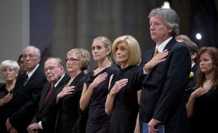 Les Etats-Unis ont rendu jeudi un dernier hommage à Neil Armstrong, premier homme à avoir marché sur la Lune, lors d'une cérémonie à la cathédrale nationale de Washington en présence de nombreuses personnalités du monde spatial, de responsables politiques et de sa famille.