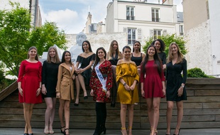 Les 10 candidates de la première élection de Miss Hauts-de-Seine entourent la deuxième dauphine de Miss France 2018.