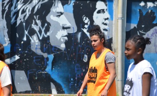 Fatima Mehdi (16 ans) s'entraîne régulièrement avec les garçons à Vaulx-en-Velin (Rhône), Une exception sur ce terrain Sport dans la ville affichant une fresque dédiée à Grégory Coupet et Juninho.