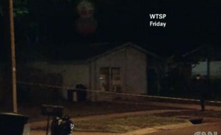 Capture d'écran d'une vidéo de CNN montrant l'extérieur de la maison où un homme de 36 ans a été englouti dans une doline, à Brandon, près de Tampa, en floride, le 1er mars 2013.