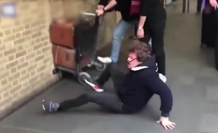 En retard, il rate le passage sur la voie 9 3/4 pour Poudlard - Le Rewind (video)