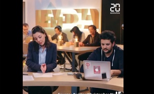 Capture d'écran d'une émission en direct de «LeMédia», où un salarié a malencontreusement révélé les autocollants France Insoumise de son ordinateur.