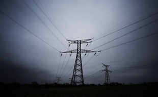 Des lignes électriques à haute tension aux abords de l'EPR de Flamanville (Manche).