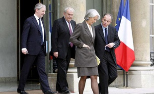 Stéphane Richard, directeur de cabinet de Christine Lagarde, discute avec la ministre, suivi du président de la Banque Populaire Philippe Dupont et du président éxécutif de la Caisse d'Epargne Francois Perol, à l'Elysée, le 10 avril 2009.