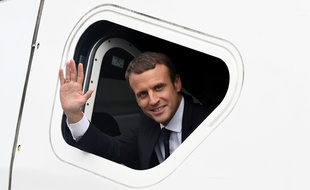 Emmanuel Macron à bord d'un TGV Paris-Rennes, le 1er juillet 2017.