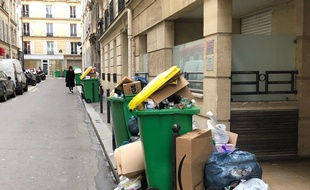 Les poubelles débordent toujours, comme ici dans le 17e arrondissement de Paris, samedi 8 février.