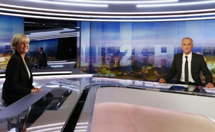 Nadine Morano sur le plateau de TF1 avec Gilles Bouleau, le 8 octobre 2015 à Boulogne-Billancourt