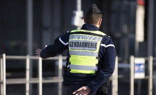 Un gendarme lors d'un contrôle routier. Illustration.