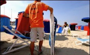 Vendeur de glaces sur la plage, réceptionniste de nuit ou vendangeur dans le Beaujolais: les travailleurs estivaux forment une nébuleuse ignorée des statistiques, même si cette population présente des traits communs, principalement la jeunesse et la précarité.