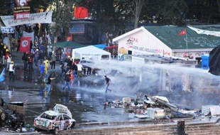 Les policiers turcs ont évacué samedi soir par la force le parc d'Istanbul qui abritait le dernier carré des manifestants qui défient depuis plus de deux semaines le Premier ministre Recep Tayyip Erdogan, entraînant la dispersion de dizaines de milliers de personnes dans les rues de la ville.