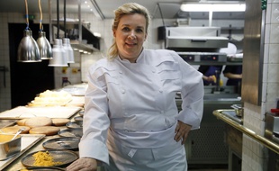 Hélène Darroze dans les cuisines de son restaurant éponyme, le 23 avril 2015.