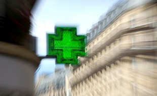 Le logo d'une pharmacie à Paris le 10 août 2015