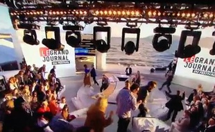 Le plateau du «Grand Journal» de Canal+ à Cannes évacué le 17 mai 2013 après une détonation.