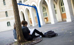 Illustration de lycéennes dans une cour de lycée.