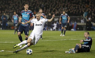La frappe de Karim Benzema fait mouche et permet au Real Madrid de repartir de Lyon avec un score favorable (1-1), le 22 février 2011.