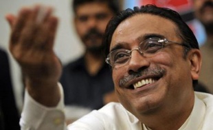 Asif Ali Zardari, veuf de l'ancien Premier ministre pakistanais Benazir Bhutto, a décidé de présenter sa candidature à la présidence de la République pour succéder au général Pervez Musharraf, démissionnaire, a-t-on appris samedi auprès de son parti.
