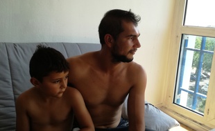 Alin Avram et son fils Andrei, dans leur nouveau logement.