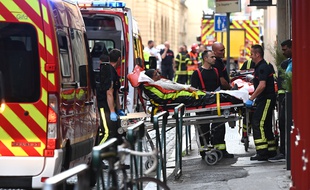 Des blessés pris en charge après l'explosion survenue ce 24 mai rue Victor-Hugo à Lyon.
