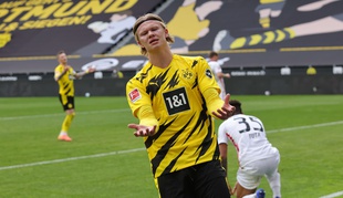 Le très convoité Erling Haaland, lors de la défaite du Borussia Dortmund devant Francfort, samedi.