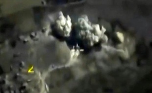 Image tirée d'une vidéo diffusée sur le site du ministère russe de la Défense, le 3 octobre 2015, montrant une explosion à la suite d'une frappe aérienne russe contre un dépôt d'explosifs à Raqa, en Syrie