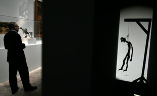 Jean-Hubert Martin, commissaire de l'exposition "Carambolage" devant l'oeuvre "Ombre: Le Pendu" de Christian Boltanski, au Grand Palais in Paris, le 25 février 2016