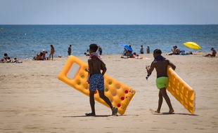 De jeunes vacanciers sur la plage de Narbonne.