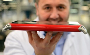 Le président-fondateur de la société Unowhy, Jean-Yves Hepp, présente sa tablette Qooq, le 27 novembre 2012, à Montceau-les-Mines.