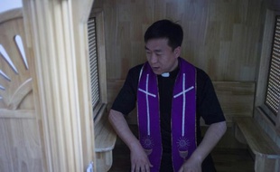 Le père Lin Xiuqiang pose dans sa toute nouvelle église à Tianjin (Chine) le 7 juin 2015