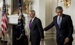 Le président Barack Obama (d) quitte le secrétaire à la Défense Chuck Hagel après l'annonce de sa démission, le 24 novembre 2014 à la Maison Blanche à Washington