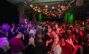 A Riga, le centre-ville se transforme en dancefloor à la nuit tombée.