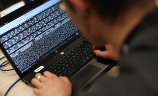 Une cyber-attaque d'ampleur, lancée depuis des milliers d'ordinateurs piratés dans plus de 30 pays, vise depuis mardi plusieurs grandes banques de Russie.