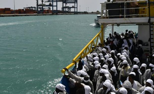 Des migrants à bord du bateau de secours "Aquarius" qui arrive dans le port de Cagliari, en Sardaigne, en Italie, le 26 mai 2016