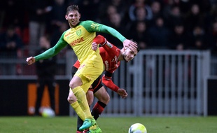 Jérémy Gélin, ici à la lutte avec le Nantais Emiliano Sala, a remporté quatre de ses cinq premiers matchs professionnels.