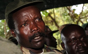 Un ancien enfant-soldat ougandais a appelé vendredi un maximum de gens à regarder la vidéo, déjà largement diffusée sur internet, dénonçant les exactions commises par le criminel de guerre présumé Joseph Kony et appelant à le traduire en justice.