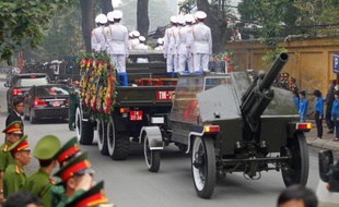 Des soldats vietnamiens tirent la dépouille du défunt général Vo Nguyen Giap le 13 octobre 2013 dans les rues de Hanoï