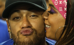 Neymar prend du bon temps au pays.