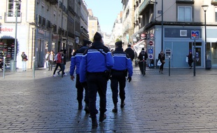 Des gendarmes équipés d'armes lourdes patrouillent dans les rues de Rennes le 8 janvier 2015.