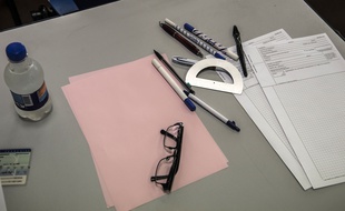 Une table d'examen.