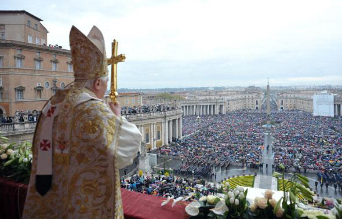 Une foule de fidèles place Saint-Pierre pour réconforter le pape
